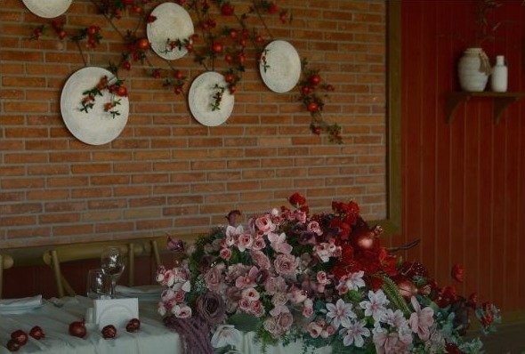 Floral head table styling